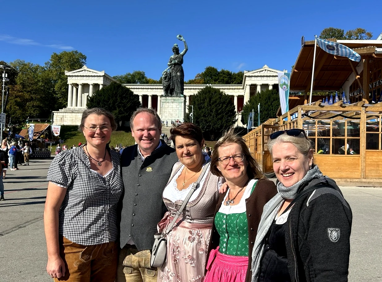 Das Team der Öllbrunner-Immobilien-GmbH vor der Bavaria in München